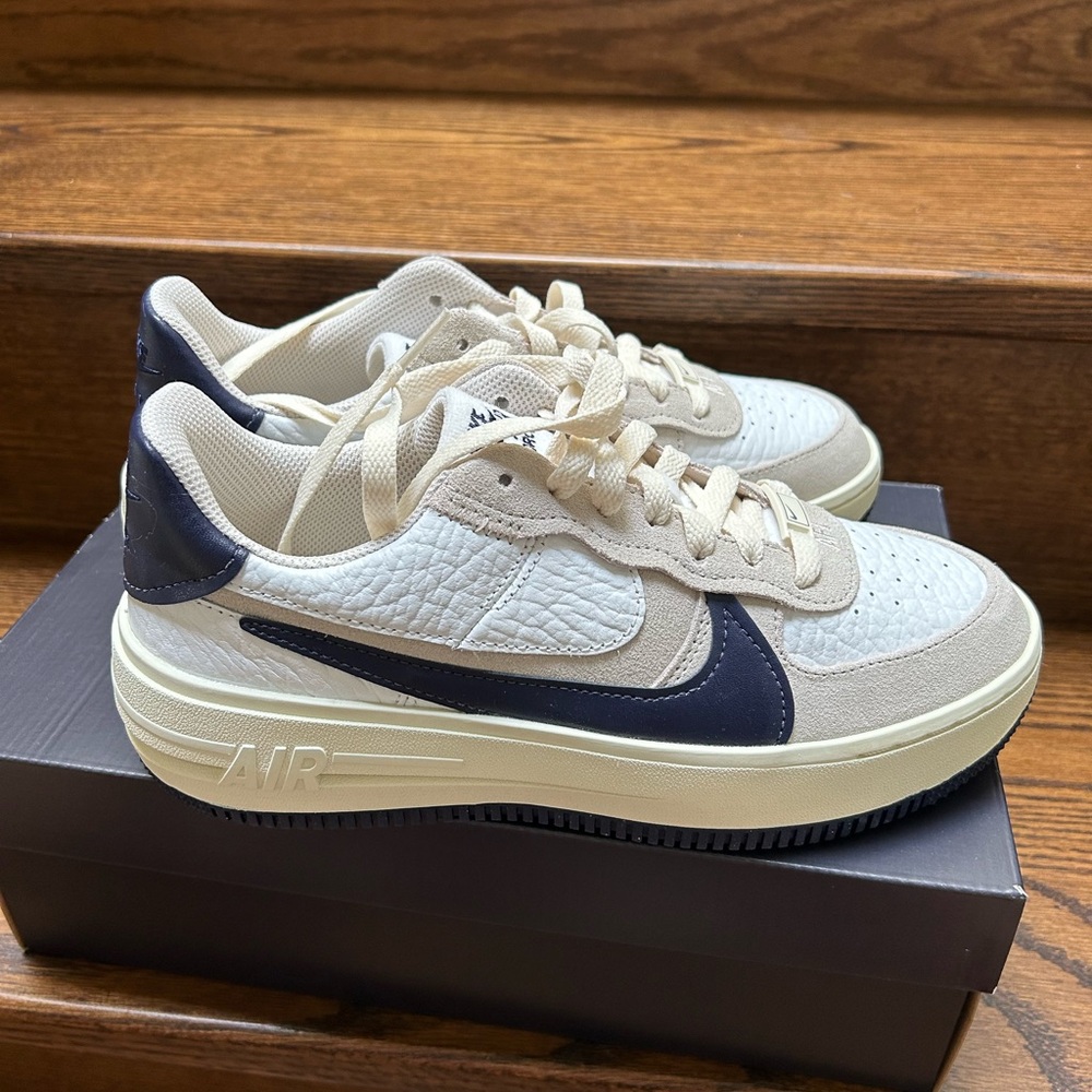 Nike Women's Sneakers in Cream and Navy